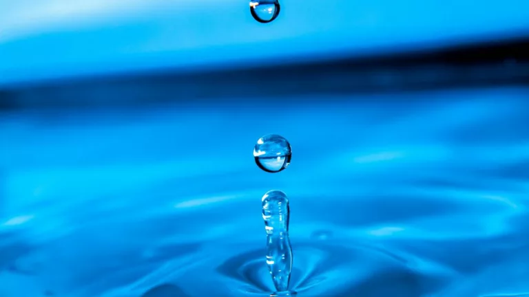 Comment l’eau que nous buvons impacte notre microbiote et notre santé